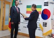 2025년01월9일목요일 10시~(이디오피아 대사관) 이디오피아 대사 공로패 및 이디오피아 방문 기념품전달 참석자 : 회장. 충남지부장. 사무총장 이디오피아벳 이사장과 사무총장